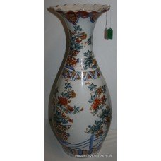 Large Decorated Scalloped Chinese Vase